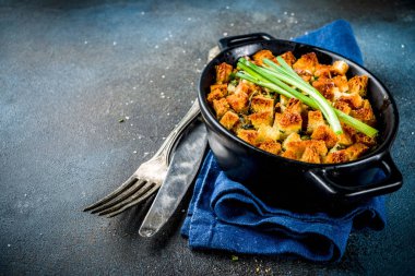 Geleneksel Şükran günü, Noel pişirme pan, koyu mavi beton arka plan üstten görünüm kopya alanı doldurma