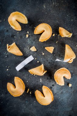 Çin kurabiyesinden tahmin üzerinde koyu mavi beton arka plan kopya alanı ile