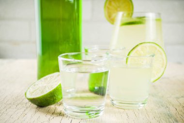 Geleneksel Kore alkol içki soju soju-kireç kokteyl açık beton renkli kopya alanı ile