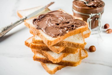 Çikolata ve fındıklı sandviç, kızarmış ekmek, beyaz mermer arka plan fotokopi alanı.