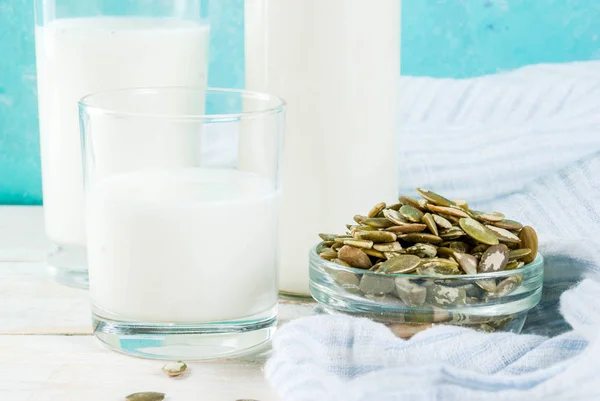 Comida Alternativa Vegana Semillas Calabaza Leche Láctea Sobre Fondo Azul — Foto de Stock