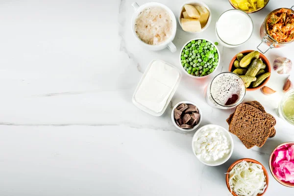Süper sağlıklı probiyotik fermente gıda, içecekler, malzemeler, beyaz mermer zemin üzerine alan üstten görünüm kopya kaynak