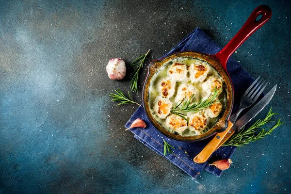 Geleneksel ev yapımı İsveçli tavuk köfte koyu mavi ahşap arka plan kopya alanı üzerinde küçük tavada