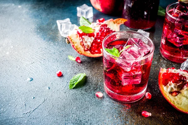 Koude Drank Ideeën Granaatappel Cocktail Bruisend Water Met Munt Ijsblokjes — Stockfoto