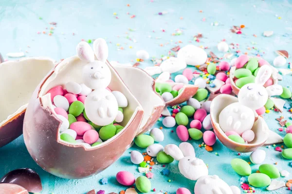 Renkli bahar easter tatlılar arka plan, çikolata yumurta, şeker şeker ve lokum bunny, Turkuaz Açık mavi beton renkli kopya alanı üstten görünüm