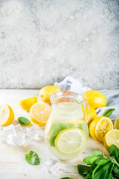 新鮮なレモン ミントと蜂蜜 白い木製の背景コピー スペース 自家製サワー カクテル レモネード — ストック写真