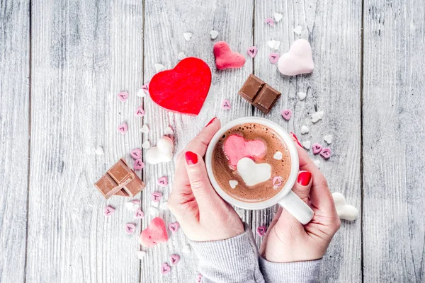 Kız Sıcak Çikolata Hatmi Kalpler Kırmızı Pembe Beyaz Renk Ile — Stok fotoğraf