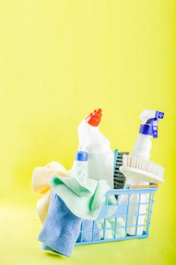 Kavramı farklı temizlik malzemeleri ile temizlik, parlak sarı arka plan en iyi görünümde, alan kopyalama