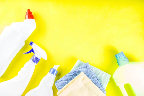 Reinigungskonzept Mit Verschiedenen Reinigungsmitteln Auf Leuchtend Gelbem Hintergrund Von Oben — Stockfoto