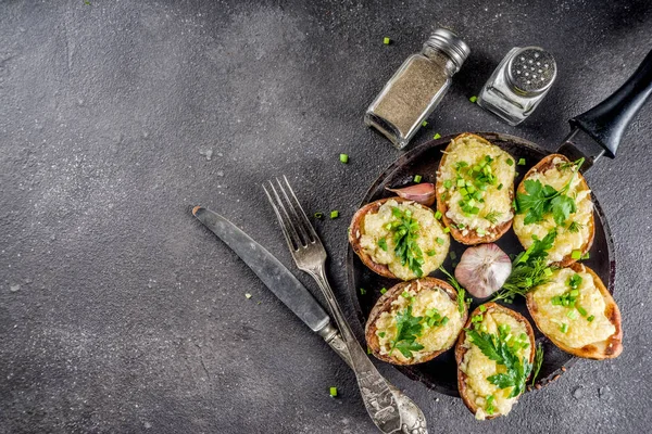 Hemmagjord Dubbel Bakad Laddade Potatis Med Ost Örter Och Grön — Stockfoto