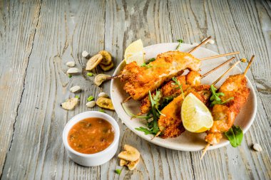 Batı Afrika gıda, baharatlı Nijeryalı tavuk kebap biberli sos, çene çene ve kuru plantain, ahşap arka plan kopya alanı üstten görünüm