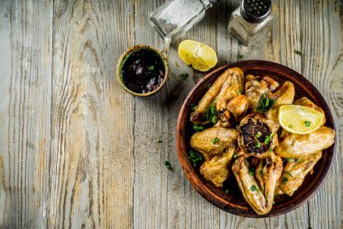 Barbekü tavuk kanadı soslar ve baharat, ahşap arka plan kopya alanı üstten görünüm ile ızgara