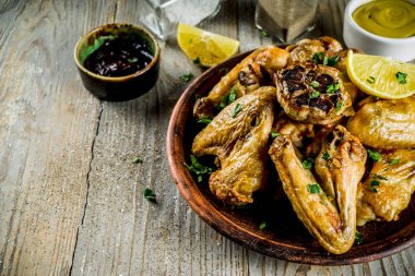 Barbekü tavuk kanadı soslar ve baharat, ahşap arka plan kopya alanı üstten görünüm ile ızgara