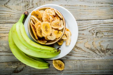 Taze muz, ahşap arka plan kopya alanı ile kurutulmuş muz muz