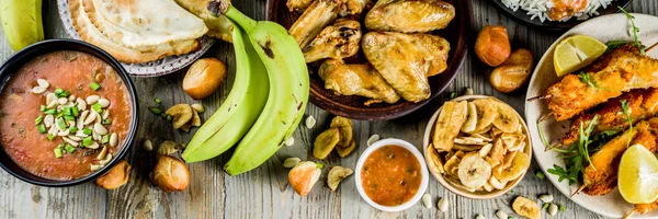 西非食品概念 传统的 Wet 非洲菜类 花生汤 烤鸡翅 干炸香蕉植物 尼日利亚鸡肉烤肉串 — 图库照片