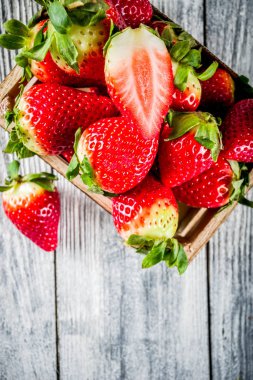 Küçük ahşap kutusunda, eski ahşap arka plan kopya alanı ham taze organik çilek 