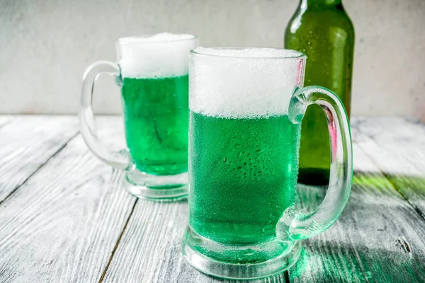 Concept Saint Patrick Deux Verres Une Bouteille Bière Fraîche Fraîche — Photo