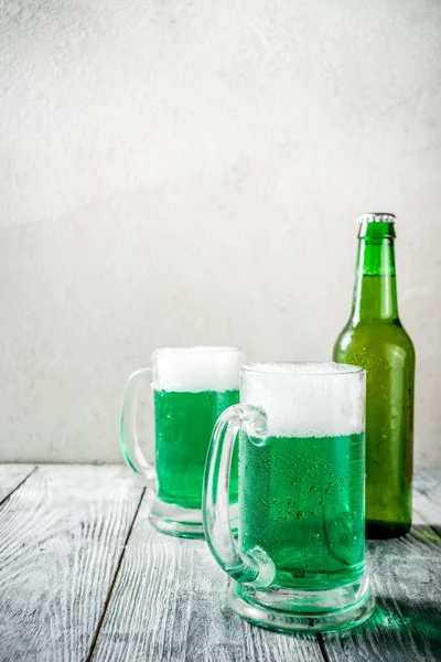 Patrick Day Konzept Zwei Gläser Und Flasche Mit Kaltem Frischem — Stockfoto