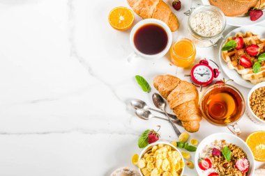 Sağlıklı kahvaltı yemek kavramı, çeşitli sabah gıda - gözleme, gözleme, kruvasan yulaf ezmesi sandviç ve granola yoğurt, meyve, meyveler, kahve, çay, portakal suyu, beyaz arka plan