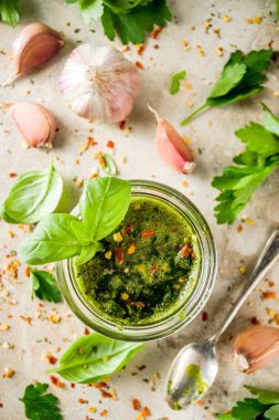 Arjantinli geleneksel yemekleri, ham ev yapımı yeşil Chimichurri salsa veya sos woth maydanoz, sarımsak, fesleğen yaprakları, acı biber ve baharat, taş masa lambası kopya alanı 