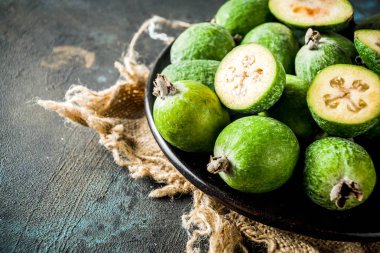 Tropikal meyve, bir koyu mavi beton zemin üzerine ham organik feijoa alanı Kopyala