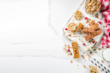 Çok tahıl granola müsli bar. Sağlıklı yiyecek, kurutulmuş meyveler, fındık, tahıl ve bal ile diyet snack. Bir beyaz mermer zemin, üstten görünüm Kopyala yer metin için.