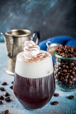 Sonbahar espresso içki fikirler, İrlandalı kahve krem şanti ve kakao, kokteyl BETON arka plan kopya alanı mavi