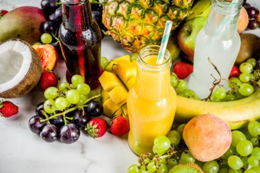 Farklı meyve suları smoothies kavramı, yaz vitaminler diyet, tropikal meyve ve çilek ile hafif bir arka plan üzerinde,