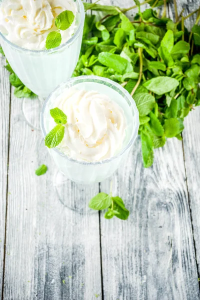 Yaz ferahlatıcı kokteyl, shamrock nane sallamak, taze nane yaprakları, ahşap arka plan kopya alanı ile tatlı süt İçecek