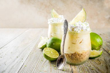 Ev yapımı Hayır peynirli kek pişmiş. Limonlu turta küçük alakart kavanoz, ahşap arka plan kopya alanı