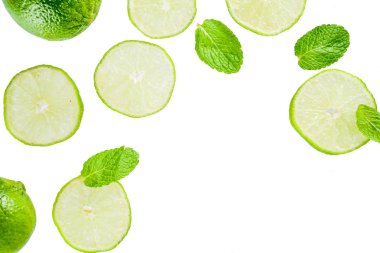 Taze limon dilimi nane ile izole üzerinde beyaz arka plan, üstten görünüm kopya alanı bırakır. Yaz ferahlık kokteyl madde kavramı.