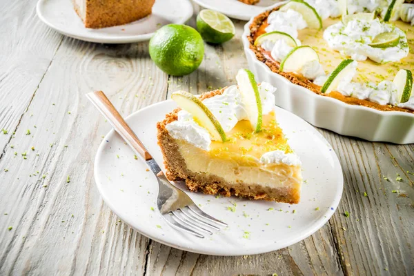 Homemade Sweet Cake Classic Key Lime Pie Fresh Limes Wooden — Stock Photo, Image