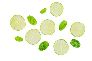 Taze limon dilimi nane ile izole üzerinde beyaz arka plan, üstten görünüm kopya alanı bırakır. Yaz ferahlık kokteyl madde kavramı.