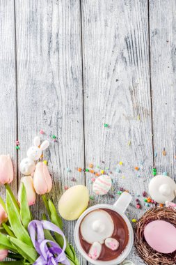 Paskalya komik çocuklar yiyecek ve içecek kavramı, tatlı sıcak çikolata hatmi bunny tavşan ve Paskalya yumurtaları, ahşap arka plan kopya alanı üstten görünüm