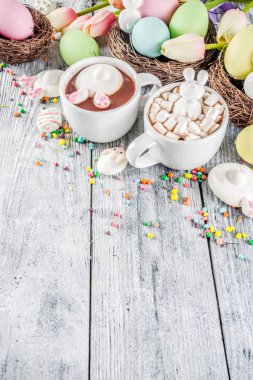 Paskalya komik çocuklar yiyecek ve içecek kavramı, tatlı sıcak çikolata hatmi bunny tavşan ve Paskalya yumurtaları, ahşap arka plan kopya alanı üstten görünüm