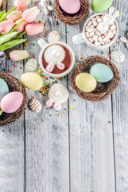 Paskalya komik çocuklar yiyecek ve içecek kavramı, tatlı sıcak çikolata hatmi bunny tavşan ve Paskalya yumurtaları, ahşap arka plan kopya alanı üstten görünüm