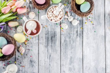 Paskalya komik çocuklar yiyecek ve içecek kavramı, tatlı sıcak çikolata hatmi bunny tavşan ve Paskalya yumurtaları, ahşap arka plan kopya alanı üstten görünüm