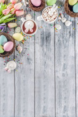 Paskalya komik çocuklar yiyecek ve içecek kavramı, tatlı sıcak çikolata hatmi bunny tavşan ve Paskalya yumurtaları, ahşap arka plan kopya alanı üstten görünüm