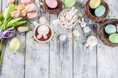 Paskalya komik çocuklar yiyecek ve içecek kavramı, tatlı sıcak çikolata hatmi bunny tavşan ve Paskalya yumurtaları, ahşap arka plan kopya alanı üstten görünüm