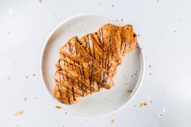 Beyaz arka plan, üstten görünüm kopya alanı üzerinde taze pişmiş kruvasan