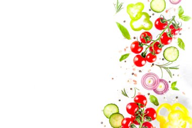 Vegan sağlıklı gıda kavramı. Bahar vitamini yemek salata malzemeleri. Taze sebze basit desen, domates, soğan, otlar ve baharatlar beyaz arka plan üzerinde düzen. Üstten görünüm afiş kopya alanı