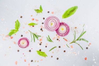 Vegan sağlıklı gıda kavramı. Bahar vitamini yemek salata malzemeleri. Taze sebze basit desen, domates, soğan, otlar ve baharatlar beyaz arka plan üzerinde düzen. Üstten görünüm afiş kopya alanı