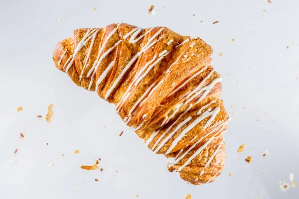 Versgebakken Croissant Witte Achtergrond Bovenaanzicht Kopie Ruimte — Stockfoto