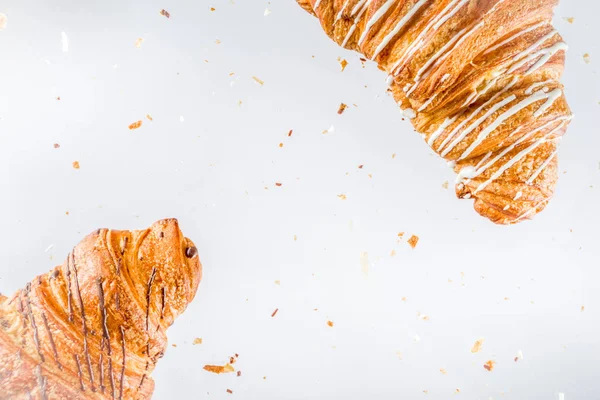 Versgebakken Croissant Witte Achtergrond Bovenaanzicht Kopie Ruimte — Stockfoto