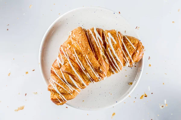Versgebakken Croissant Witte Achtergrond Bovenaanzicht Kopie Ruimte — Stockfoto