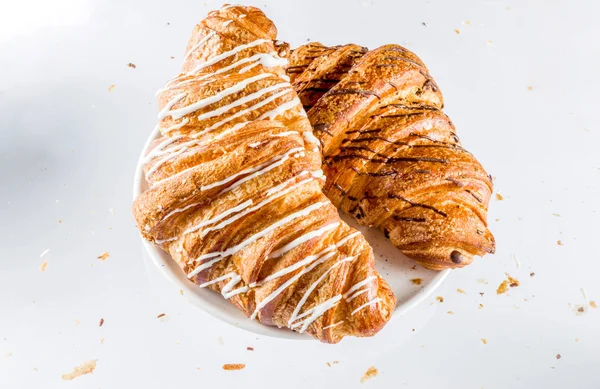 Croissant Recién Horneado Sobre Fondo Blanco Espacio Copia Vista Superior — Foto de Stock