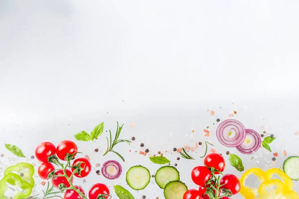 素食主义者健康食品的概念 食材烹饪春季维生素沙拉 新鲜蔬菜简单的图案 布局与西红柿 草药和香料在白色的背景 顶部视图横幅复制空间 — 图库照片
