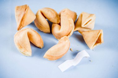 Açık mavi renkli üstten görünüm kopya alanı üzerinde tahmin ile Çin fal kurabiyesi