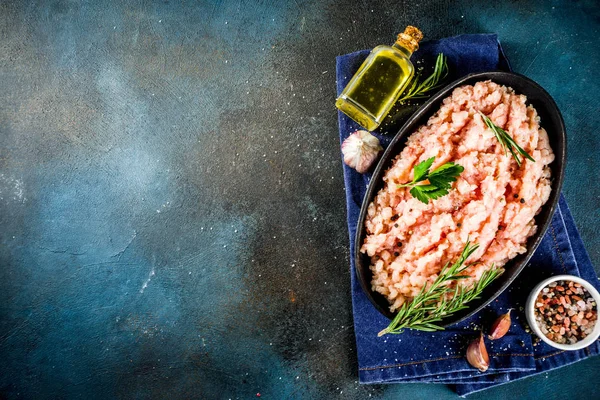 Carne Frango Picada Caseira Tigela Preta Fundo Concreto Com Ingredientes — Fotografia de Stock