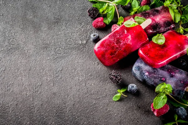 Jednoduché Zdravé Letní Dezert Domácí Bobule Zmrzlina Nanuky Mátou Mojito — Stock fotografie